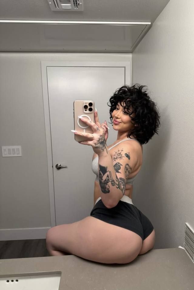 I’m ready to f*ck right now!🍆💦💦 🍑 April always down to fuck 🥶🙈💦🍑 hmu let’s explore🍑 💦💦 - Image 3